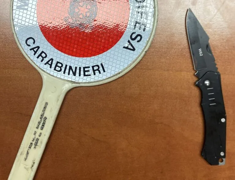 Padre accoltella il figlio dopo una lite