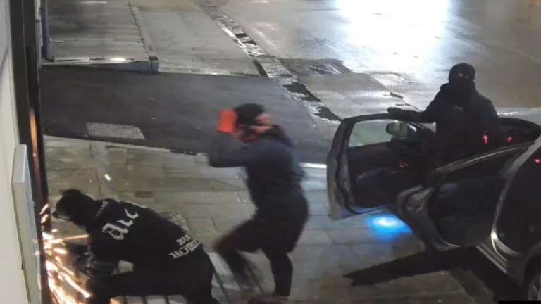 Tentato l’assalto alla farmacia con la smerigliatrice ma vengono scoperti dai Guardiani Virtuali – VIDEO