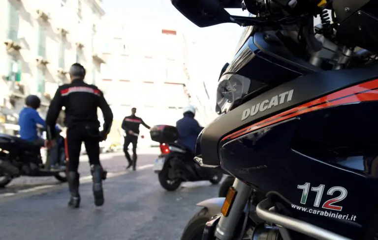 L’automedica gira senza assicurazione e revisione: militari la sequestrano