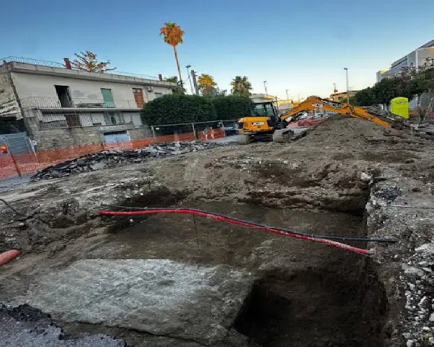 Emergono reperti archeologici durante scavo alla rete idrica