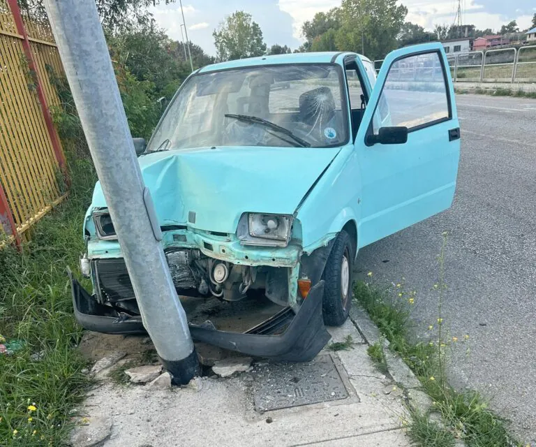 Si schianta contro palo con l’auto: sul posto la Protezione Civile