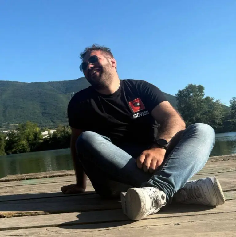 Con la moto finisce contro auto: muore a 34 anni dopo giorni di lotta