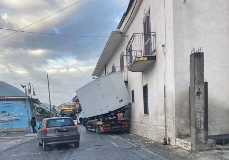 Furgone su carroattrezzi centra balcone: paura in strada
