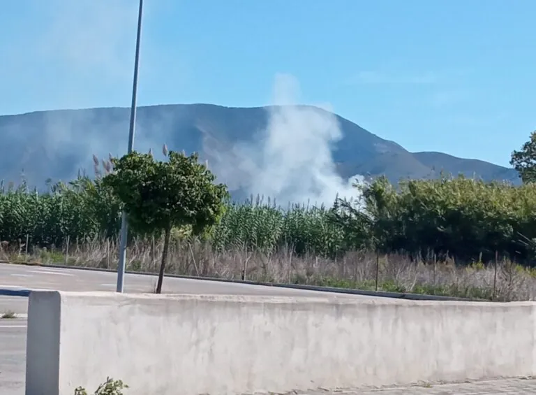 Rogo nei pressi del parcheggio, fumo invade la zona