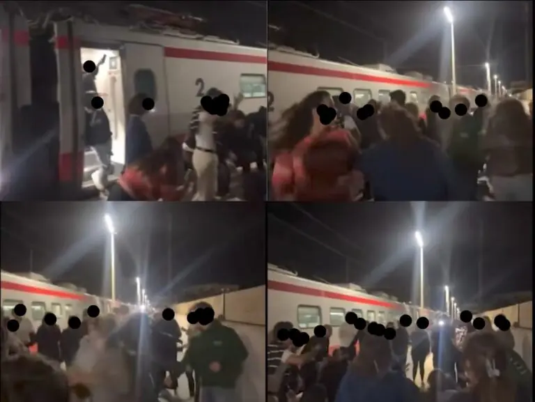 Il treno è in ritardo di ore: i viaggiatori si mettono a ballare