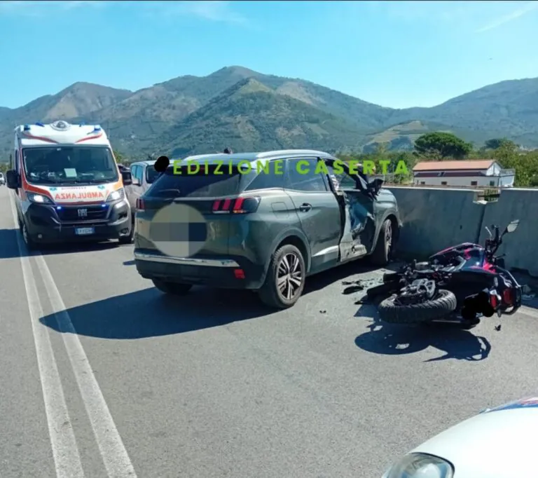 Brutto incidente sul cavalcavia: centauro a terra