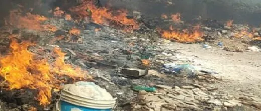 Rifiuti a fuoco in periferia: nube tossica invade l’area