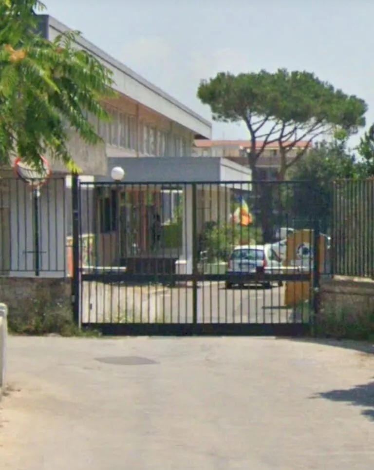 Colpisce ragazzino con l’auto e scappa via: paura fuori scuola