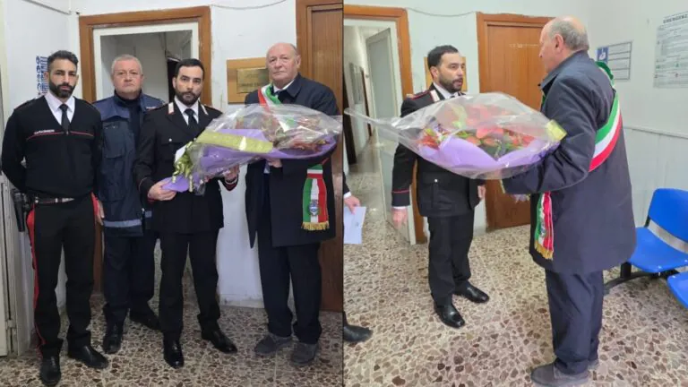 Sindaco dona fascio di fiori in caserma per omaggiare i tre carabinieri caduti