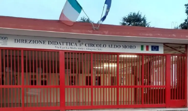Irrompono a scuola e vandalizzano, polizia locale becca primo della banda