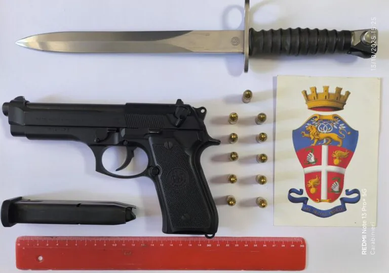 Rompe il braccio alla madre, carabinieri gli trovano pure una pistola