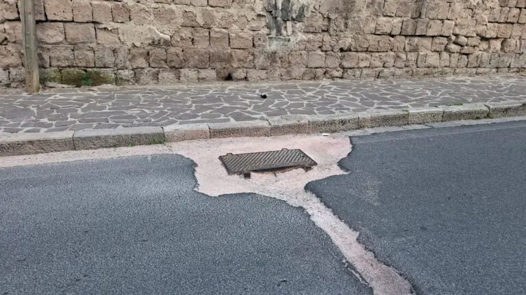 Strada già danneggiata poco dopo i lavori