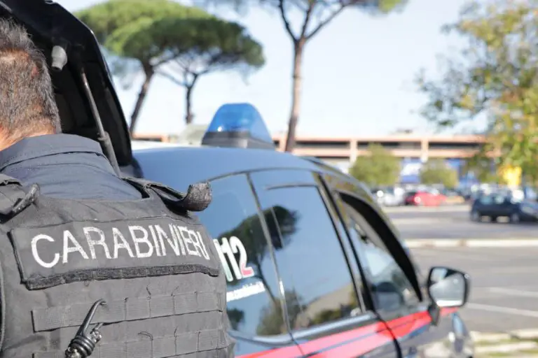 Gira in auto col coltello e si mette nei guai
