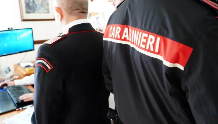 Rubano merce per 50mila euro nell’azienda in cui lavorano: 2 nei guai