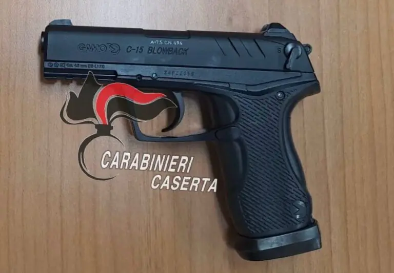 Si presenta in caserma armata di pistola