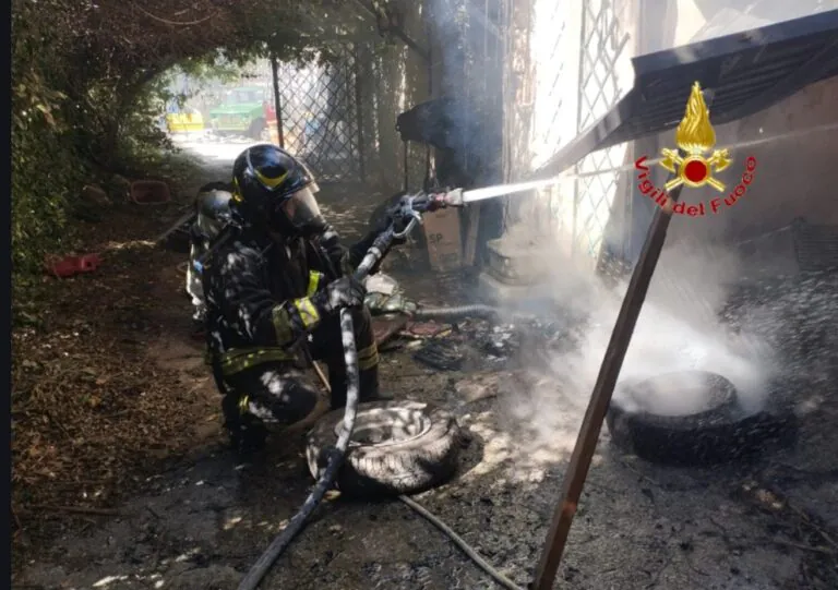 Scoppia incendio nel box auto della palazzina
