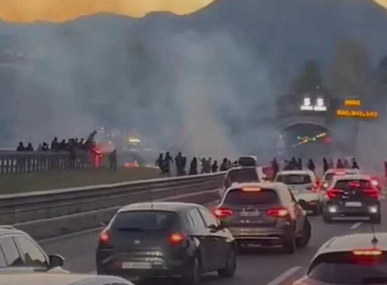Ultras della Casertana si picchiano coi rivali in autostrada
