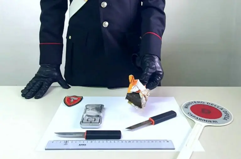 Trovato con droga e coltello, finisce nei guai