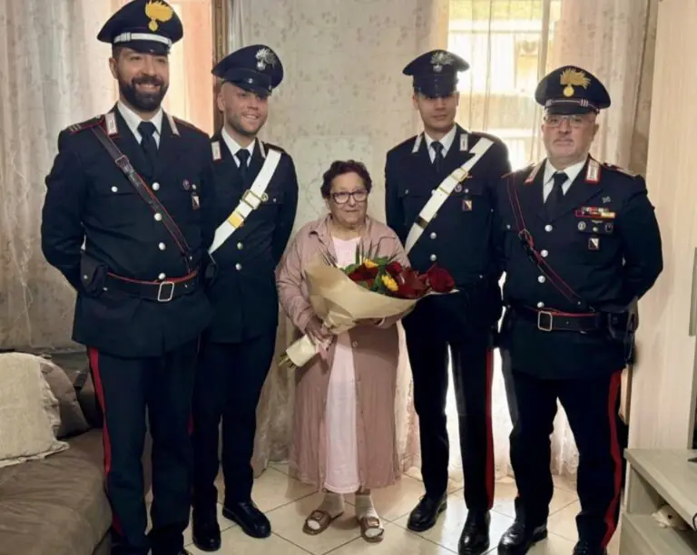 Carabinieri la salvano nello studio e poi vanno da lei