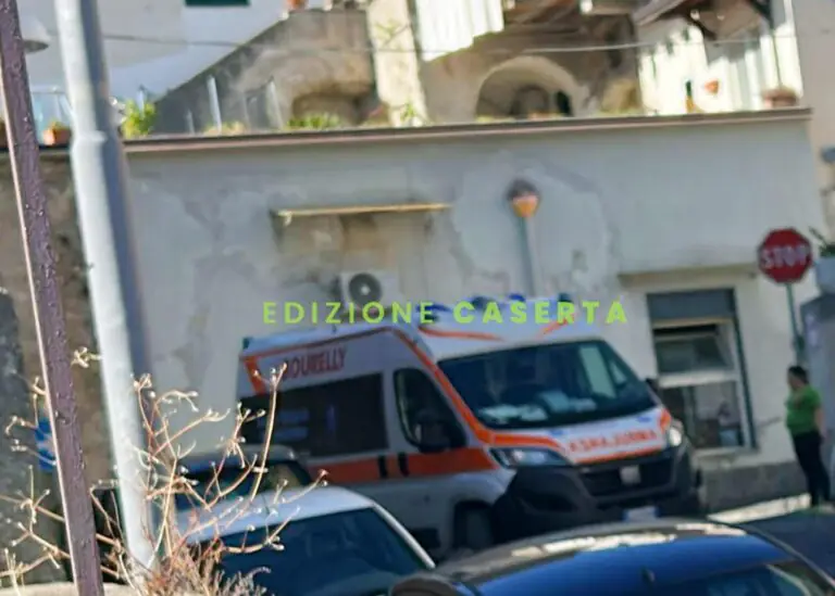 Non risponde da 2 giorni, figlio che vive fuori lancia allarme: carabinieri sfondano porta