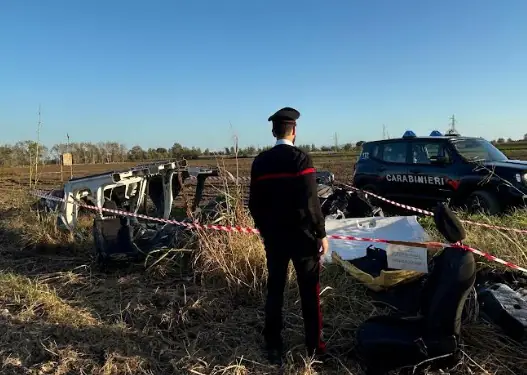 Carcasse di auto ed elettrodomestici su un terreno agricolo