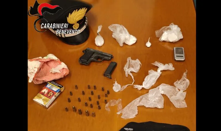Ottantenne non si arrende: lo trovano con droga e pistola. Fermata pure la moglie