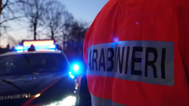Ai domiciliari per stalking, scappa verso il centro: intercettato dai militari
