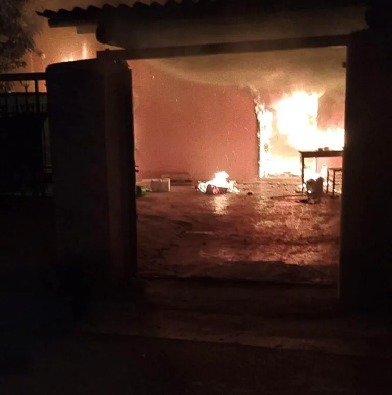 Litiga con la moglie e da fuoco alla casa, 37enne arrestato. Un pompiere ferito