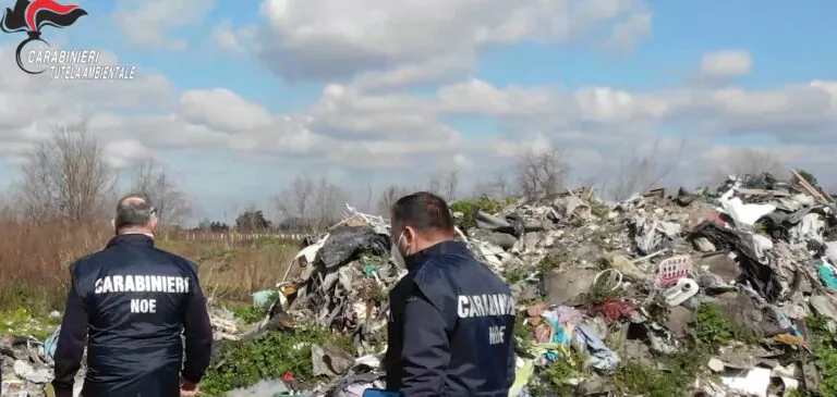 Discarica nascosta tra la vegetazione: 400 tonnellate di rifiuti sequestrate