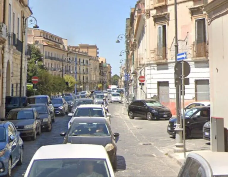 Donna cade a terra per strada e si fa male: soccorsa dai passanti