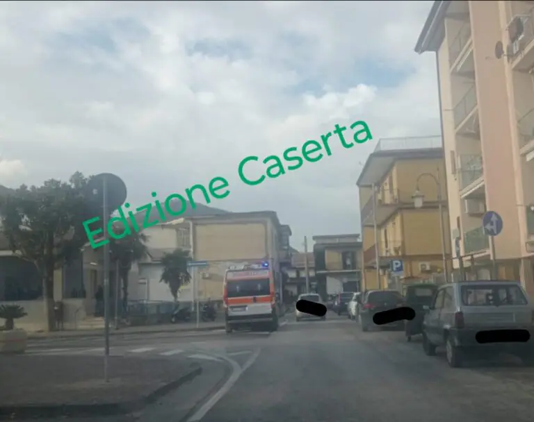 Malore in piazza: arriva ambulanza