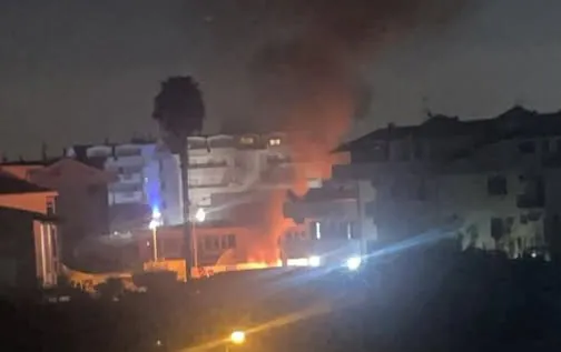 Auto a fuoco all’improvviso: paura nei pressi della scuola