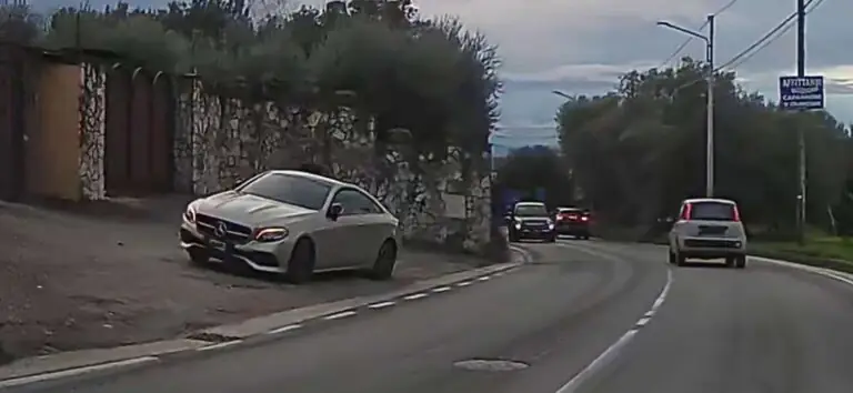 Segnalazioni a raffica ma la buca resta lì: auto ancora in panne