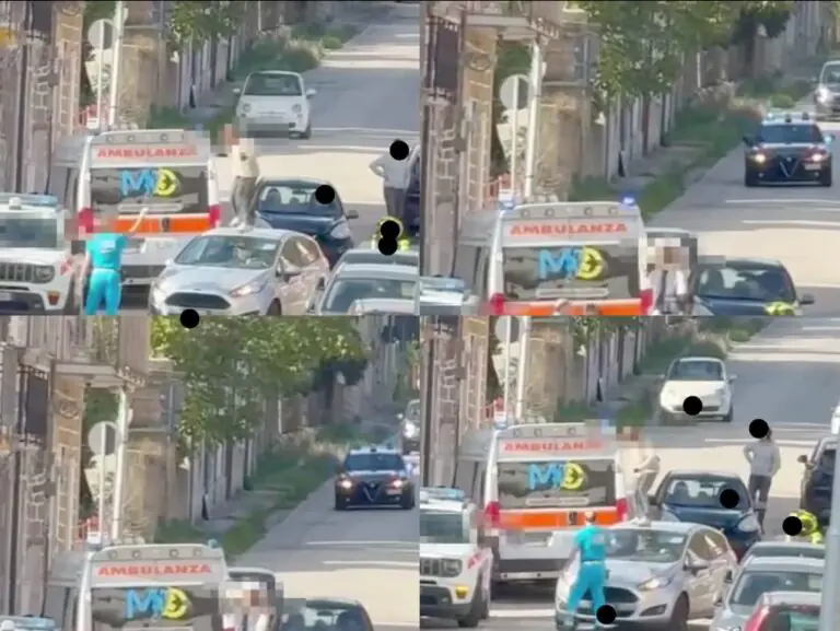 Salta e urla su auto in mezzo alla strada: carabinieri e ambulanza sul posto