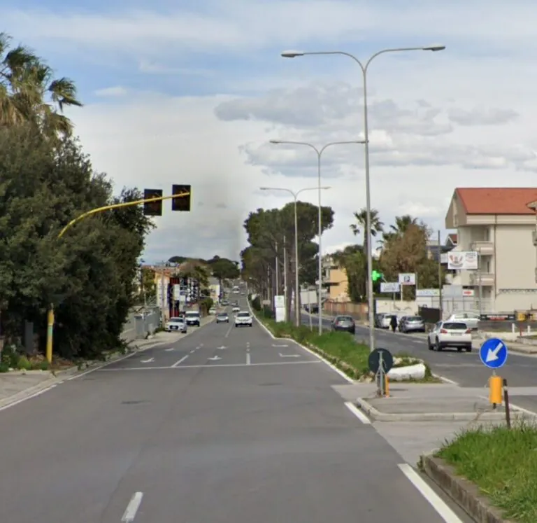 Prende in pieno un’auto e fugge via, paura nella frazione