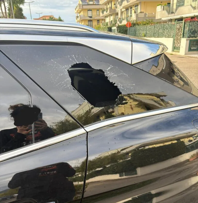 Assaltata l’auto del noto speaker al Centro Commerciale