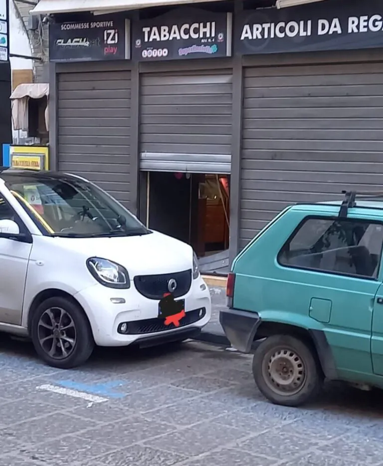 Raid in centro: banditi assaltano tabacchi