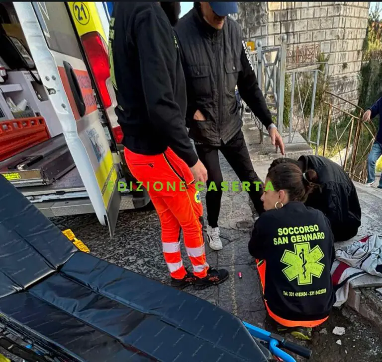 Disperato: si getta sotto un’auto, salvato in extremis da poliziotto eroe