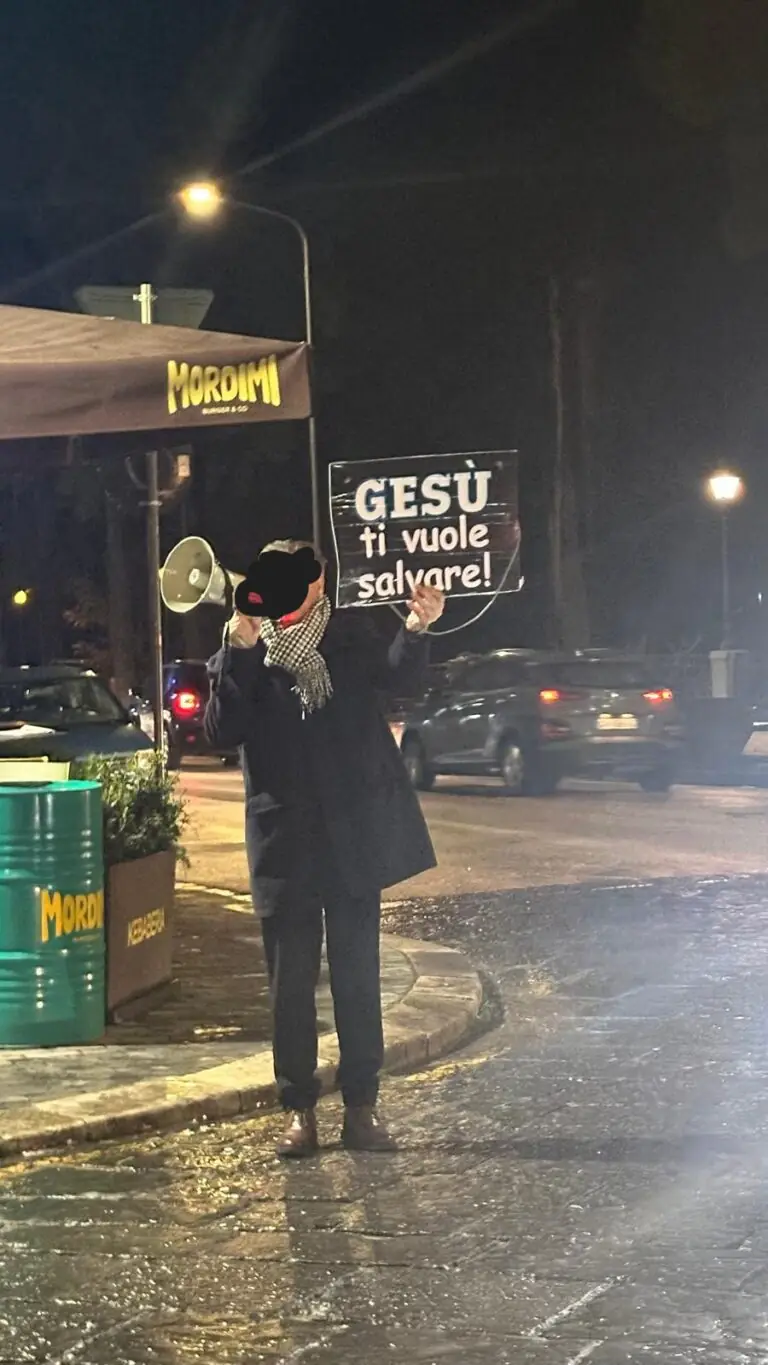 Si aggira per la città al grido di “Gesù ti salva”