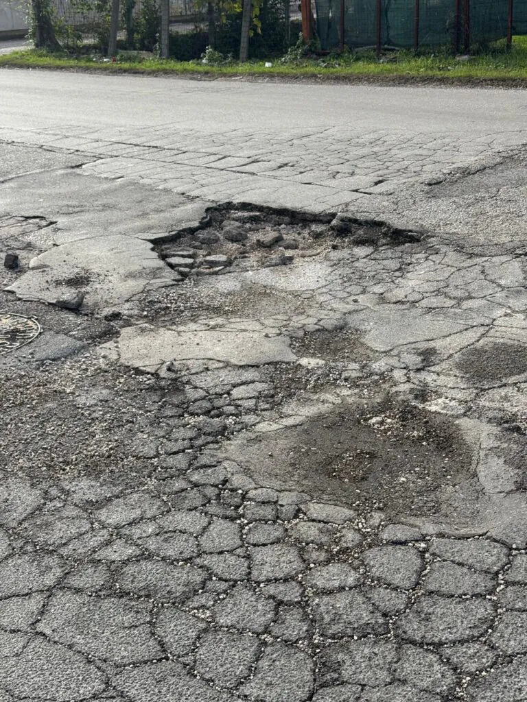 Strada piena di buche: urge intervento rapido