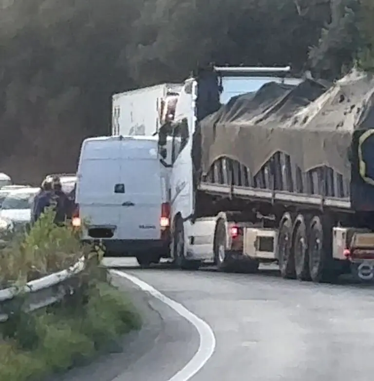 Carambola tra camion e 2 auto nella valle. Disagi alla circolazione