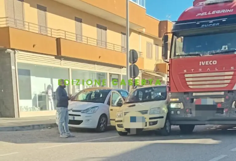 Auto contro camion nei pressi del cavalcavia: paura per i conducenti