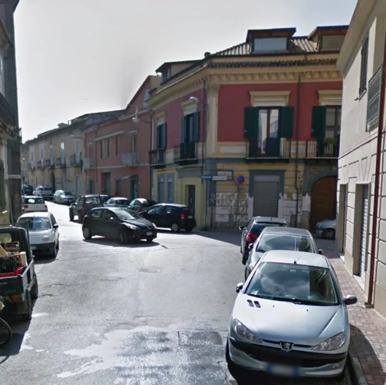 Incidente al solito incrocio: auto gira su sé stessa dopo impatto