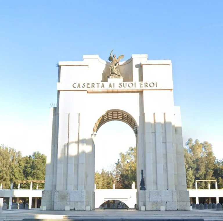 Scoppia incendio nel parcheggio nei pressi del Monumento ai Caduti