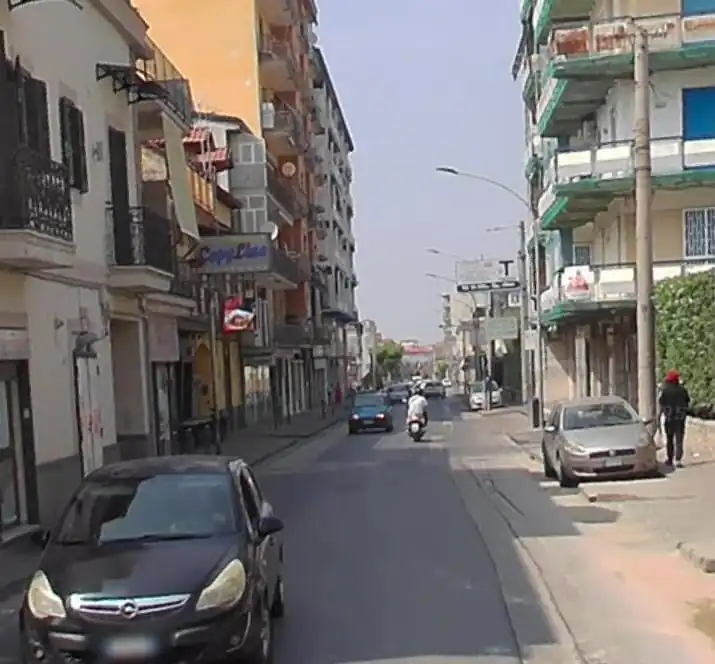 Travolge una donna, con la scusa di parcheggiare scappa via