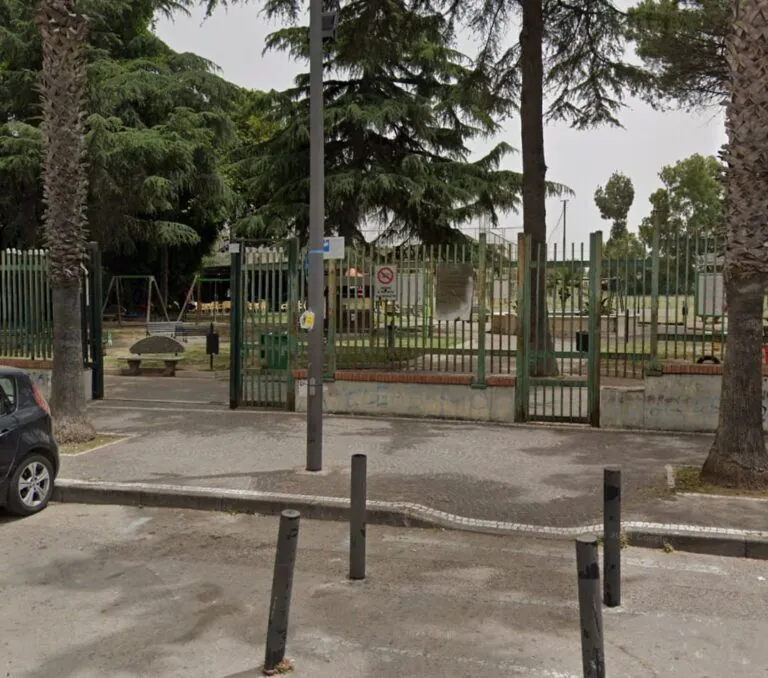 Invalido minacciato di morte da operaio: choc alla Villa Comunale