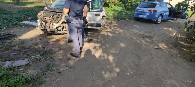 Auto rubata e abbandonata in campagna: il blitz della Polizia e dei volontari