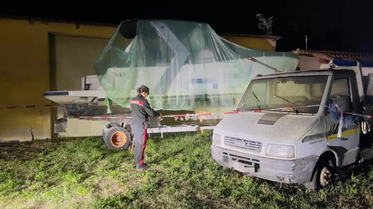 Carrozzeria abusiva con case annesse, blitz con sequestro