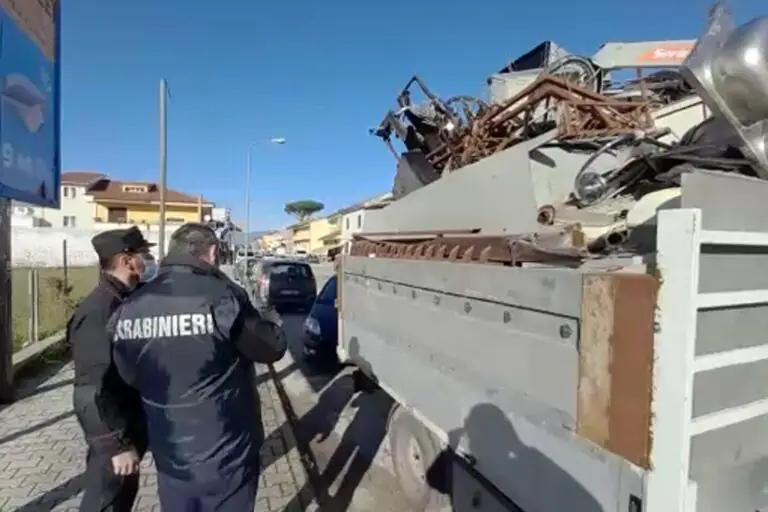 Rifiuti pericolosi, arrestato trasportatore con documenti falsi