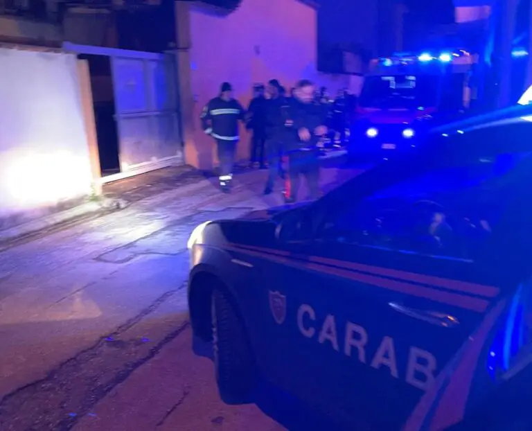 Minaccia di far esplodere casa con una bombola